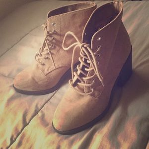Heeled boots with laces